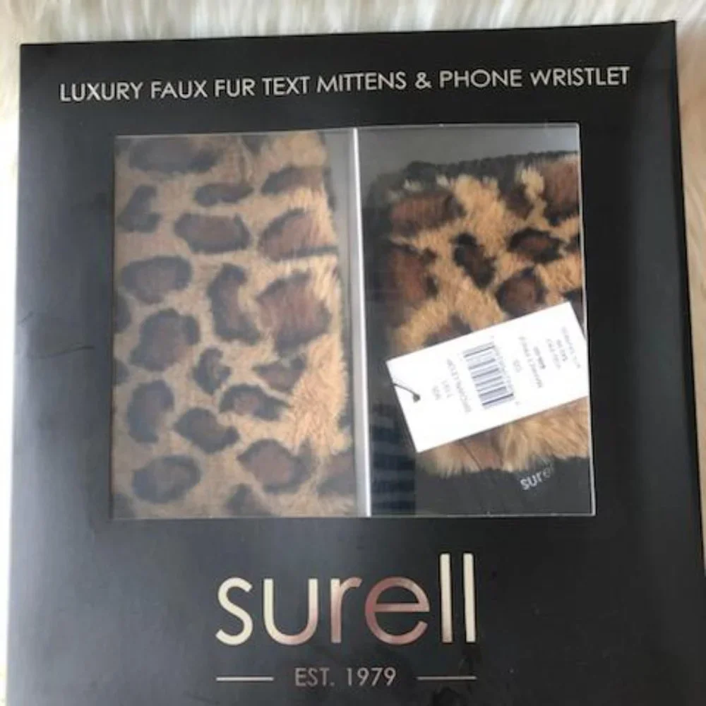 Surell Luxury Faux Fur Text Mittens & Phone Wristlet